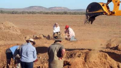 Científicos australianos investigando en una zona de excavación al sur occidente de Queensland. EFE/Archivo