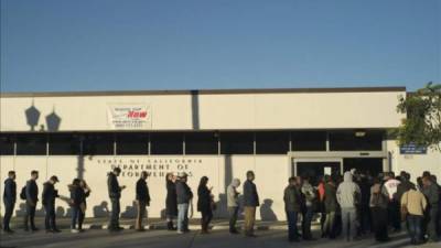 Largas líneas frente a la oficina del Departamento de Vehículos Motorizados (DMV) de Hollywood, California, debido a la expedición de licencias de conducir para indocumentados residentes. EFE/Archivo