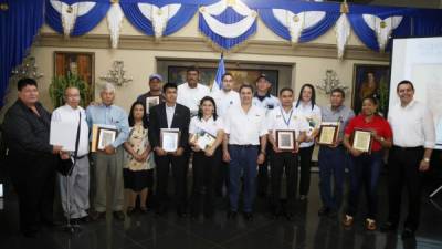 Los empleados premiados, aquí junto al mandatario Juan Orlando Hernández, recibirán un bono de 100,000 lempiras.