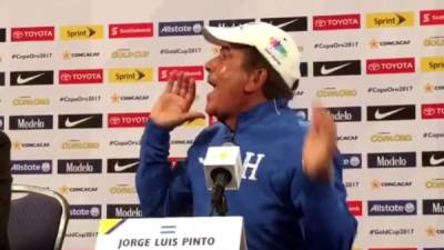 Jorge Luis Pinto hizo su show en plena conferencia de prensa.