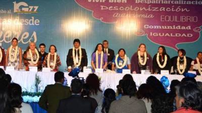 La directora ejecutiva adjunta de ONU Mujeres, Lakshmi Puri (c), y el presidente boliviano, Evo Morales (c-i), hoy, jueves 29 de mayo de 2014, durante el foro 'Propuestas desde las mujeres para el nuevo orden mundial', en Santa Cruz (Bolivia), donde Puri instó al Grupo de los 77 países en desarrollo y China (G77) a que lidere la promoción de la igualdad de género y el empoderamiento de las mujeres.