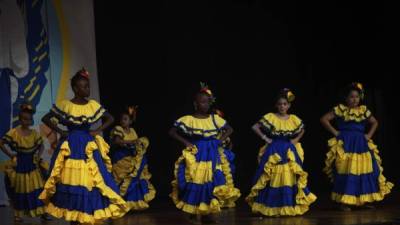 El cuadro de danza de niñas de la Escuela Internacional Sampedrana abrió el evento.