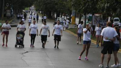 Los que madrugaron aprovecharon para hacer ejercicios al aire libre ante la cancelación del evento. Fotos: José Cantarero