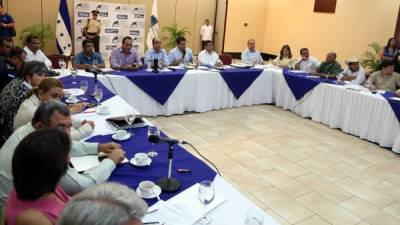 Los integrantes del Consejo del Valle de Sula reunidos con el presidente Hernández. Foto: Franklin Muñoz