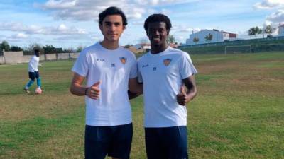 El joven Carlos Estrada (izquieda) ya entrenó con su equipo en Portugal.