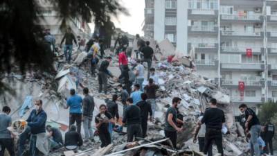 Un fuerte terremoto de magnitud 6,7 en la escala de Richter ha dejado de momento un fallecido, un herido grave y seis leves, así como daños materiales en varios edificios de la isla griega de Samos, que se encontraba a tan sólo 19 kilómetros del epicentro situado en el mar Egeo. AFP