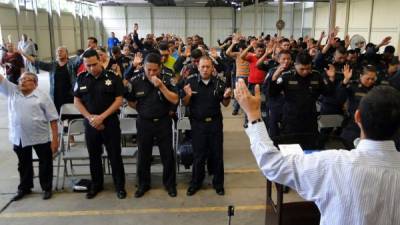 Pastores, oficiales y agentes durante la jornada de oración en El Progreso.