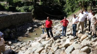 Autoridades municipales y de la CCIVS supervisaron el avance del engavionado y dragado de la quebrada Los Laureles.