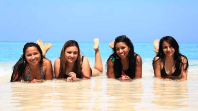 Wendy Palacios, Islena Castellanos, Lesly García y Su Pineda disfrutaron de la belleza de Cayos Cochinos.