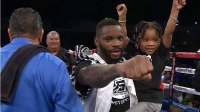 El hondureño Eddie Gómez celebrando la victoria con su hija Keily.