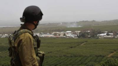 Un soldado observa humo en el lado sirio de la frontera con Israel desde la localidad de Samadaneih, Israel. EFE/Archivo