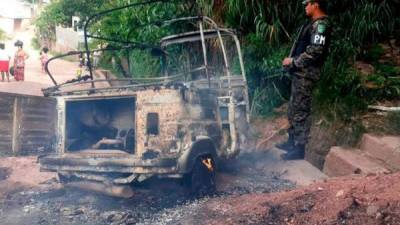 Mototaxi incendiada por supuestos pandilleros.