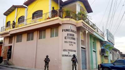 Los agentes de la DLCN y de la Policía Militar allanaron las propiedades por orden de un juez en Nueva Arcadia, La Entrada, El Negrito, en Yoro, así como en San Pedro Sula y Santa Bárbara. Todos los inmuebles son propiedad de Bernabé Escalante Andrade y Mauricio Castillo Sanabria.