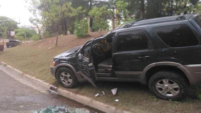 Cerca del automóvil se hallaron varios casquillos de bala.