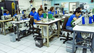 Trabajadores de la industria de la maquila, una de las que más empleo genera en Honduras.