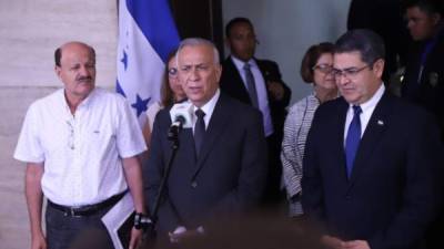 El presidente del Ejecutivo, Hernández, al lado derecho (de corbata azul) junto al presidente del Legislativo, Oliva, quien está en uso de la palabra.