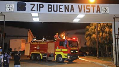 El incendio fue ayer en horas de la tarde en una de las naves del parque industrial Zip Buena Vista en Villanueva, Cortés.