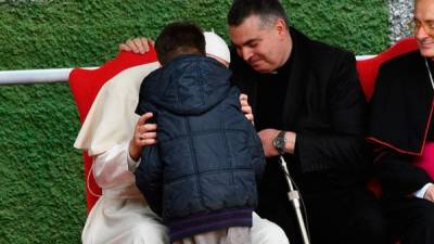 El Papa realizó una visita a la parroquia de San Pablo de la Cruz, en la periferia de Roma, donde respondió a las preguntas de los fieles. Foto AFP