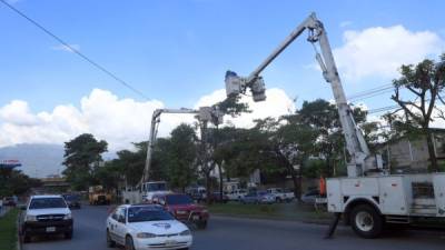 Cuadrillas trabajan en el alumbrado del bulevar. Foto: Amílcar Izaguirre