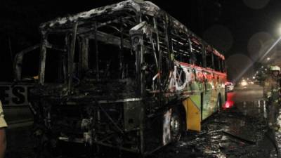 La noche del 13 de octubre, pandilleros de la 18 incendiaron un autobús en San Pedro Sula.