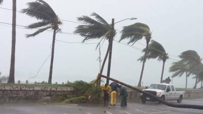 Bahamas tiene su principal aeropuerto todavía cerrado tras el paso del huracán Matthew. AFP