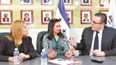 Funcionarios. Ana Paola Hall, Rixi Moncada y Kelvin Aguirre ya tuvieron la primera reunión de trabajo