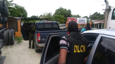 Los agentes de la DLCN allanaron el autolote situado en La Lima en busca de armas.