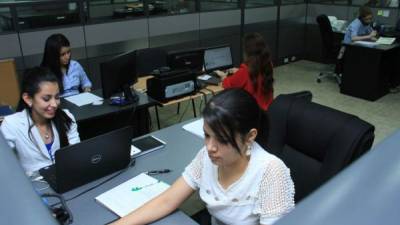 Muchos de los trabajadores que hay en la Cámara de Comercio e Industrias de Cortés son mujeres, al igual que en otras empresas o instituciones de la ciudad. Foto: Cristina Santos.