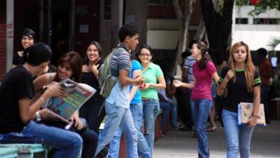 Estudiantes de la Unah-VS en la plaza Froylán Turcios. Foto: Wendell Escoto