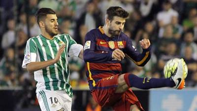 Gerard Piqué pelea un balón con el centrocampista del Betis, Dani Ceballos. Foto EFE/Paco Puentes