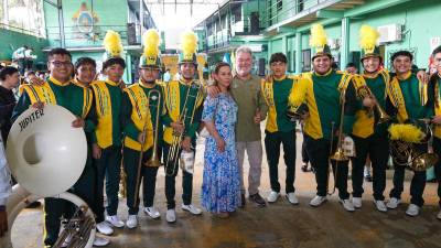 Alcalde Roberto Contreras junto a su esposa entregan reconocimiento a los integrantes de la banda marcial Loros Latin Band de Chamelecón.