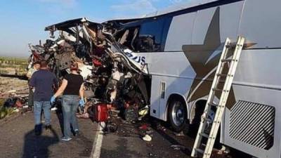 Autobús accidentado este jueves, dejando un saldo de 16 muertos. EFE.