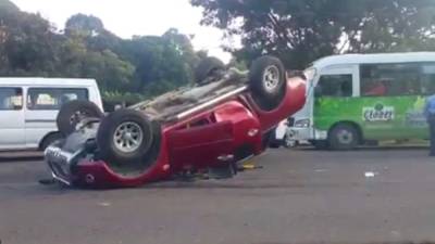 El pick up quedó destruido de la parte frontal.