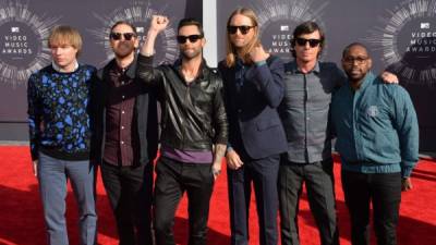 Maroon 5. Los chicos serán galardonados por estar vigentes en la música por más de 10 años.