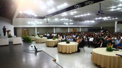 Los estudiantes en la primera conferencia a cargo de Carlos Ochoa.