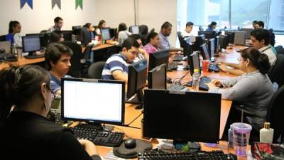 Empleados laboran en un call center de San Pedro Sula.