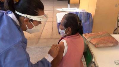 Una adulta mayor recibe la vacuna contra la covid-19 en el poblado de Cuicatlán, en el estado de Oaxaca (México). Fotografía: EFE.