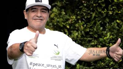 El exfutbolista Diego Maradona posa ante los medios durante la presentación del partido de fútbol de caridad 'Play of Peace. FOTO EFE/ Claudio Onorati.
