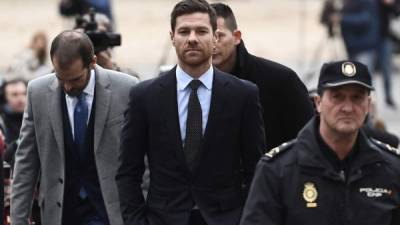 La fiscalía pide cinco años de prisión y cuatro millones de euros en multas contra Xabi Alonso(centro), su asesor fiscal Iván Zaldua y el administrador de la sociedad portuguesa Ignasi Maestre. Foto AFP