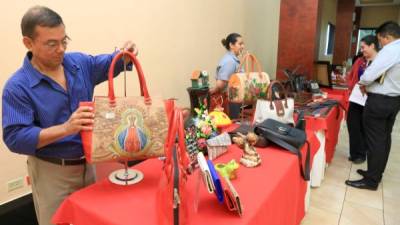 Este microempresario ofrece sus carteras hechas de cuero en el lanzamiento de la feria del regalo en Expocentro.