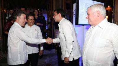 Los presidentes Juan Orlando Hernández y Juan Manuel anoche en una recepción en Casa Presidencial.