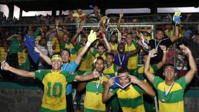 Jugadores del Social Sol celebrando con el trofeo de campeón de la Segunda División de Honduras. Foto Delmer Martínez