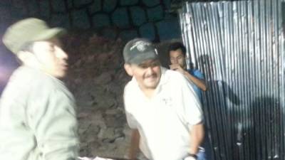 El cuerpo del taxista estaba tirado en las gradas de la colonia Campo Cielo de Tegucigalpa. Foto tomada de @radioamericahn