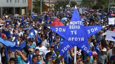 Miles de nacionalistas invadieron la avenida Circunvalación de San Pedro Sula en apoyo al presidente Juan Orlando Hernández. Fotos: Amílcar Izaguirre