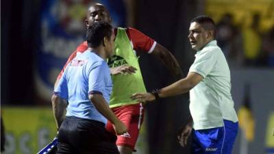 Fernando Aguilar se enfrentó con Geovany Mendoza al final del partido. Foto Wendell Escoto