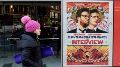 Vista de un cartel promocional de la película 'The Interview' en el teatro Regal de Nueva York. Corea del Norte amenazó hoy con llevar a cabo una guerra en territorio de EE.UU. por las que considera 'falsas' acusaciones de haber perpetrado el ciberataque a Sony Entertainment por la película que se mofa del líder Kim Jong-un. EFE