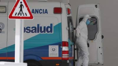 Personal médico ingresa a un paciente al nuevo hospital de cuidados intensivos para atender la pandemia COVID-19 en San Salvador. EFE