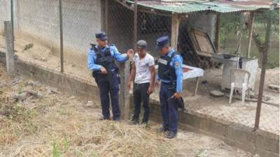 Agentes de la Policía Nacional después de encontrar al joven raptado.