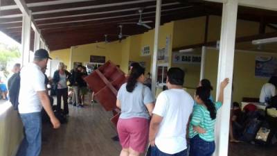 Decenas de personas esperan salir del muelle de La Ceiba hacia Roatán, Islas de la Bahía.