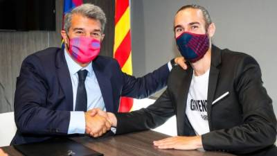 Joan Laporta posando con Óscar Mingueza tras la firma de la extensión de contrato del defensa. Foto Barcelona.com